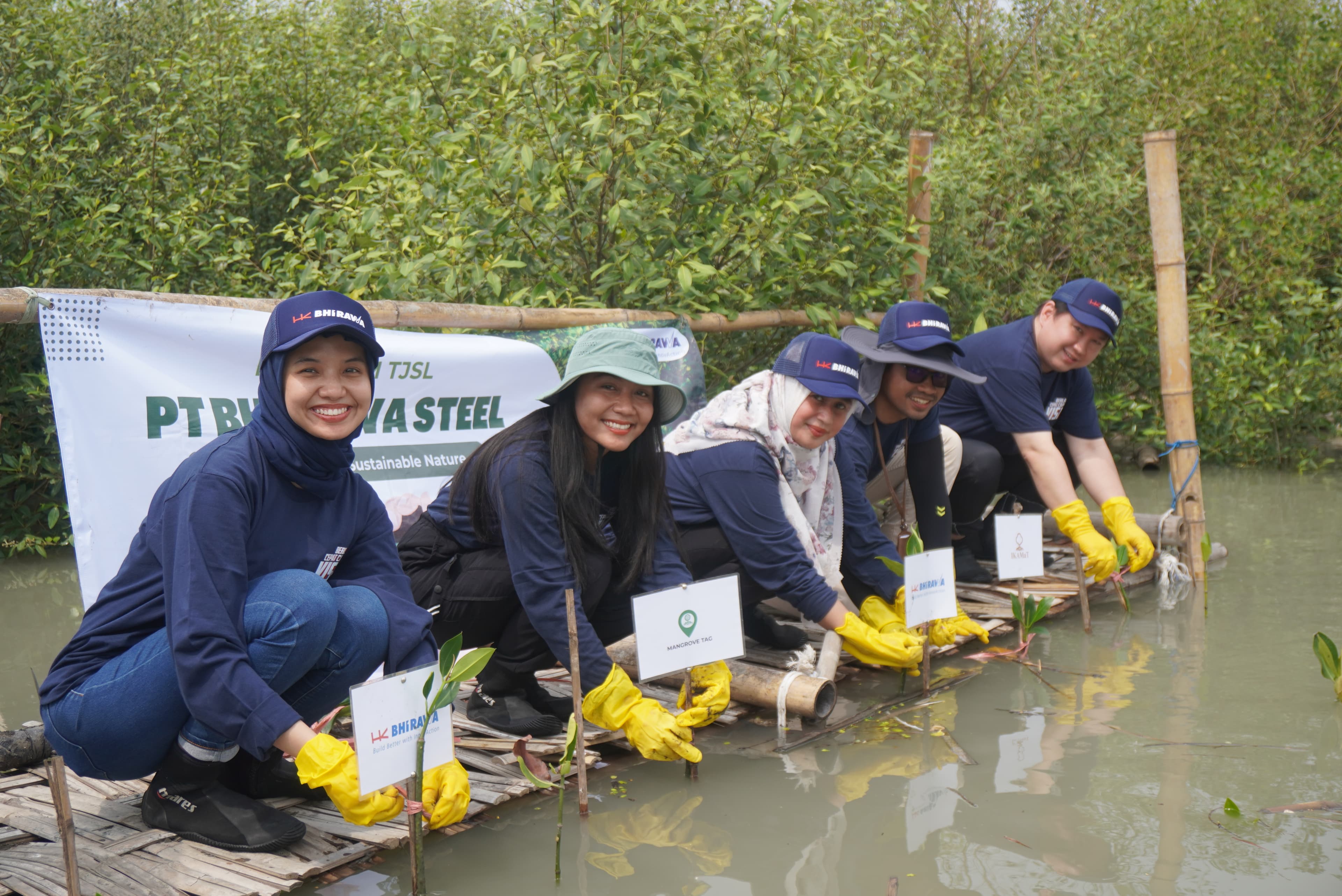 Karyawan PT Bhirawa Steel menanam bibit mangrove di Ekowisata Mangrove Wonorejo, Surabaya