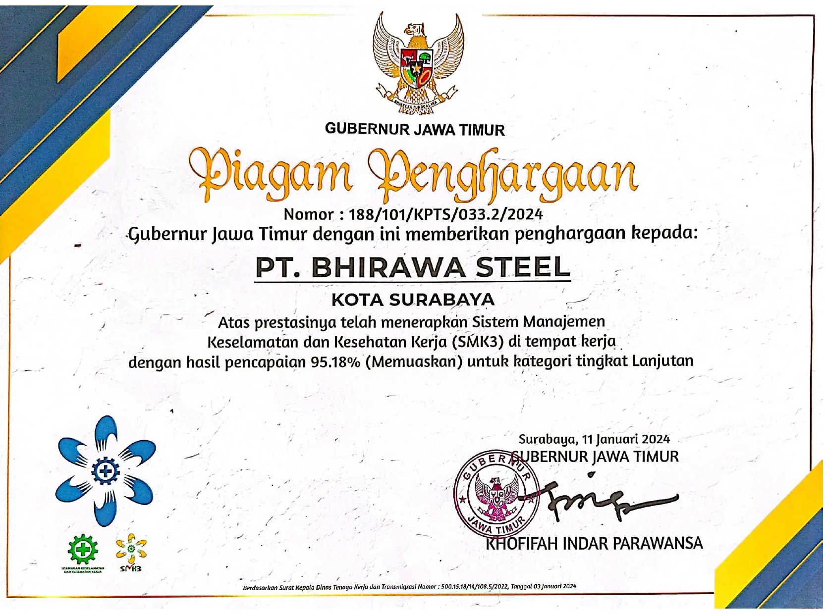 Piagam penghargaan penerapan SMK3 dari Gubernur Jawa Timur