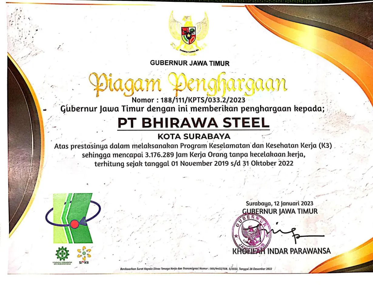 Piagam penghargaan Zero Accident dari Gubernur Jawa Timur
