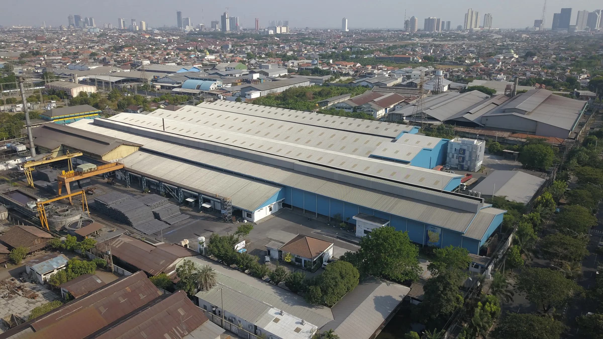 Pandangan udara kompleks kantor pusat dan pabrik PT Bhirawa Steel di Surabaya.