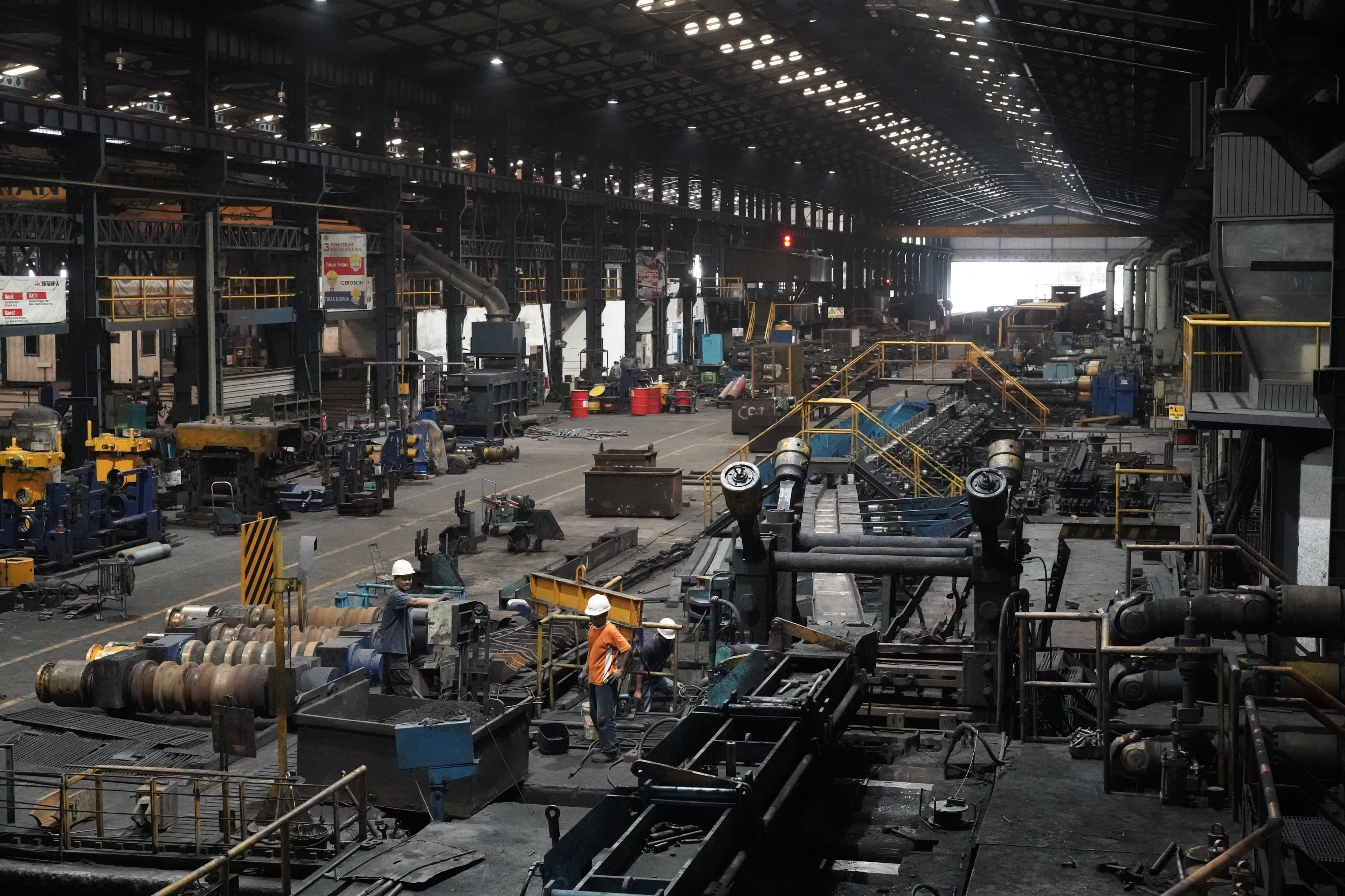 Aktivitas pekerja di fasilitas produksi PT Bhirawa Steel.