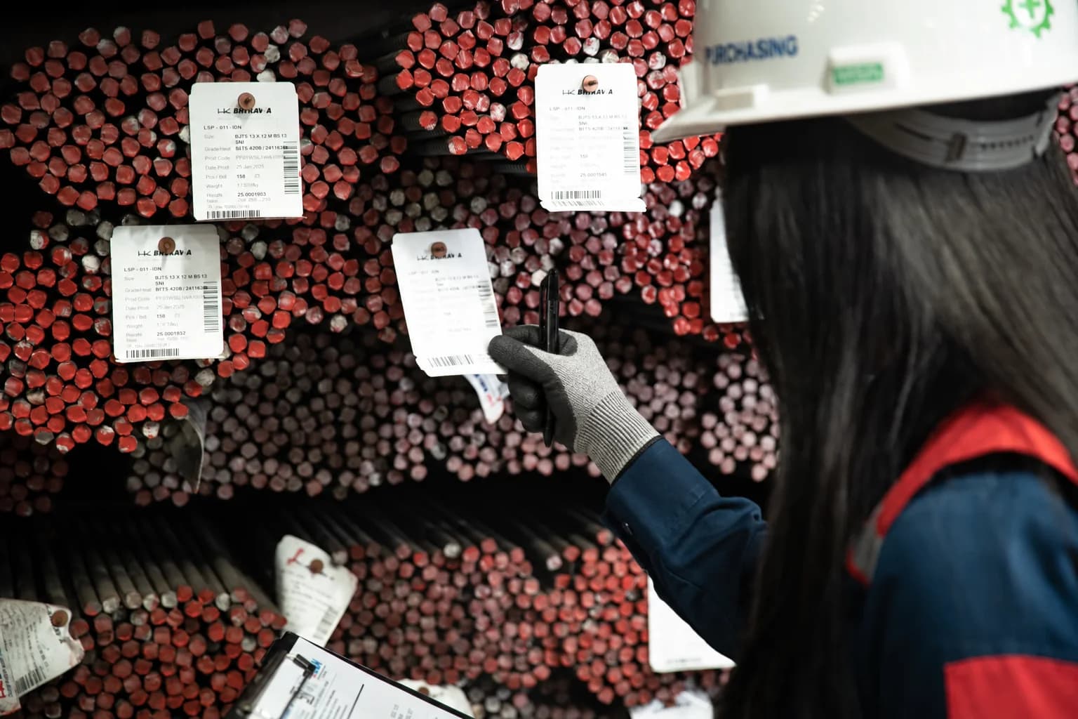 Pemeriksaan tag spesifikasi pada bundel baja tulangan Bhirawa Steel