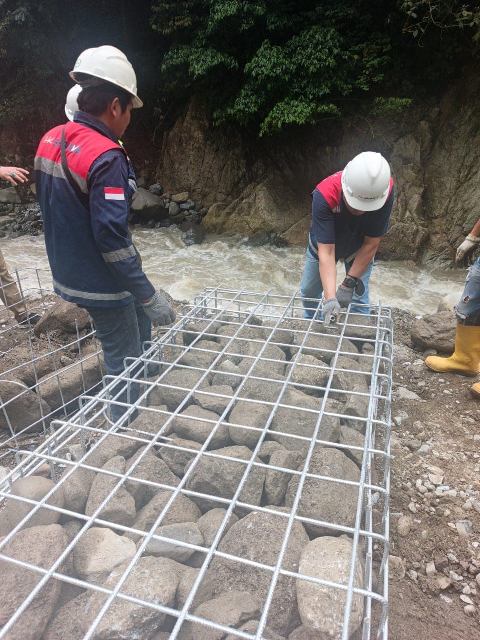 Panel bronjong terakit berdiri tegak sebelum proses pengisian batu.