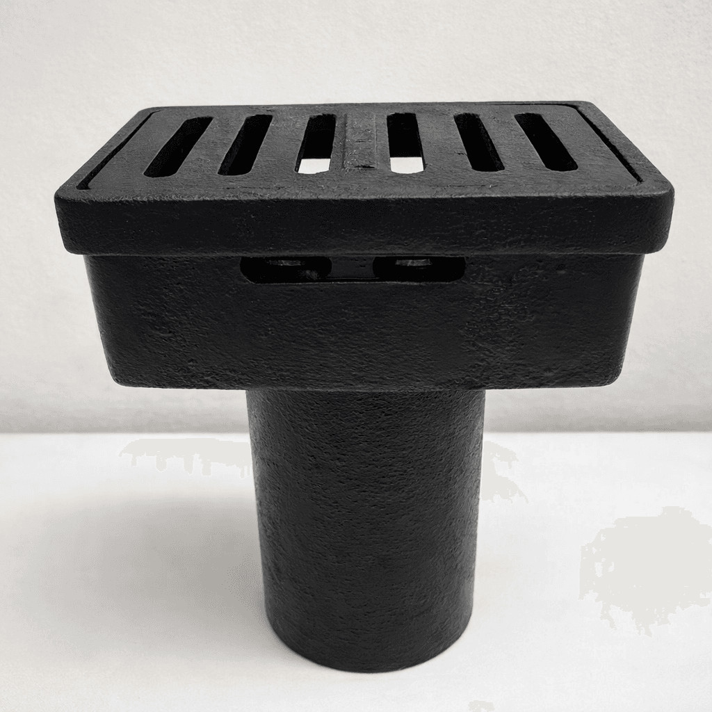 Deck drain besi cor dilihat dari sudut samping sehingga badan salurannya terlihat.