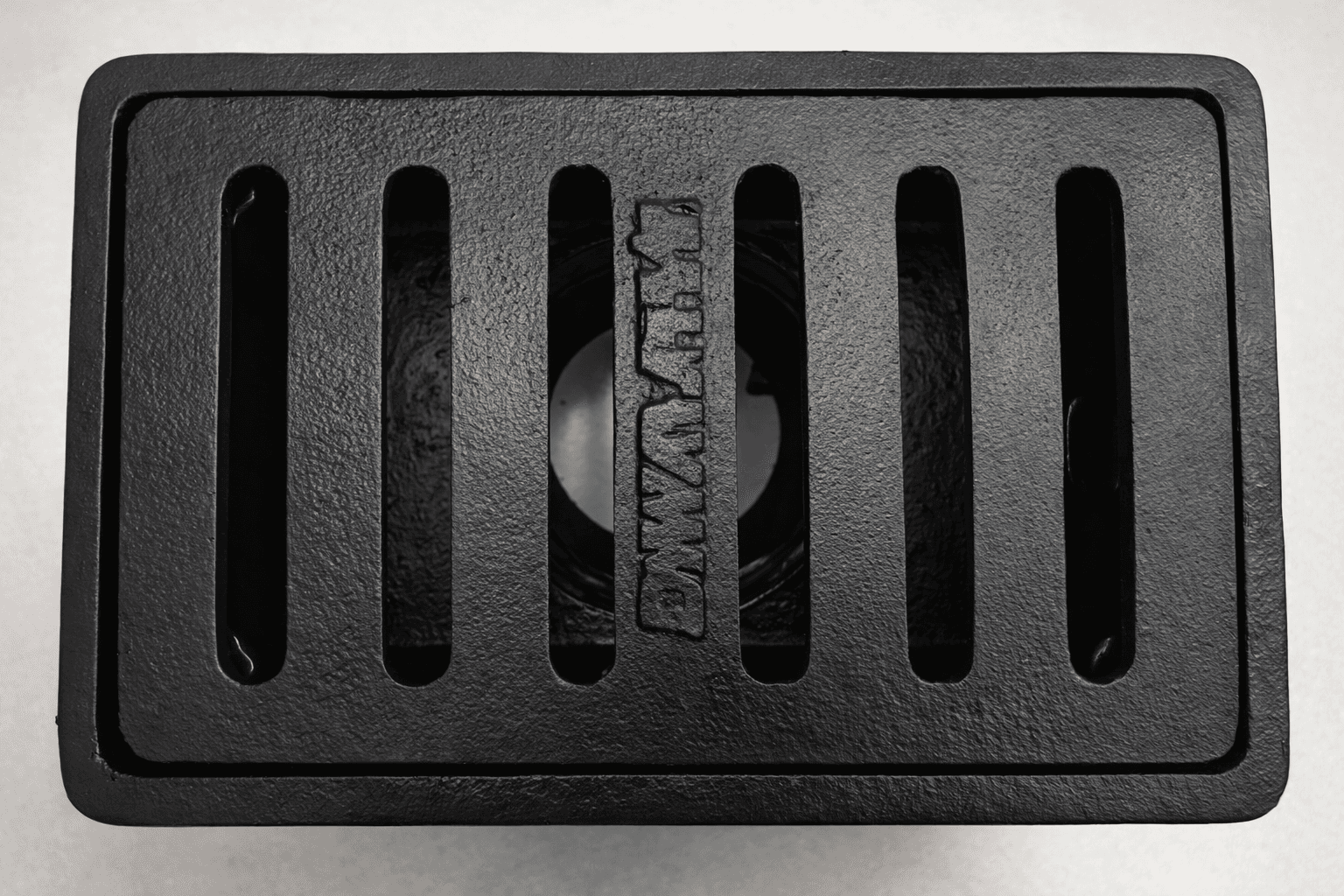 Deck drain besi cor dilihat dari bagian atas.