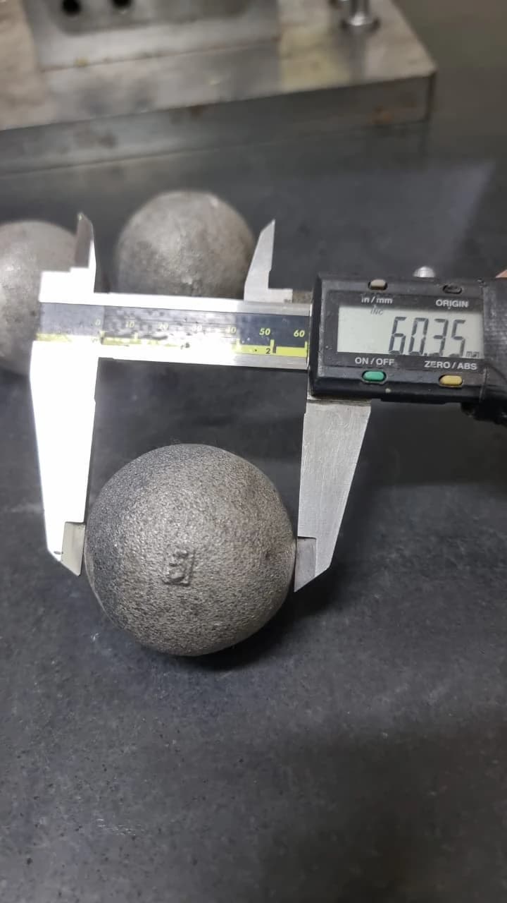 Diameter bola Grinding Ball diperiksa menggunakan jangka sorong digital.