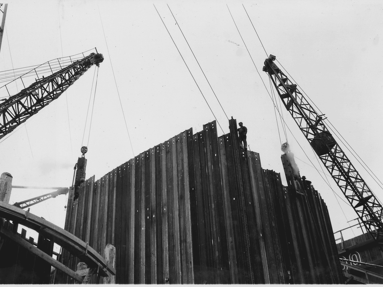 Lembaran sheet pile baja tersusun untuk pekerjaan konstruksi.