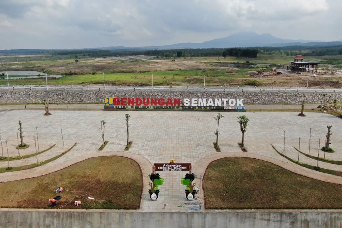 Plaza dan papan nama Bendungan Semantok
