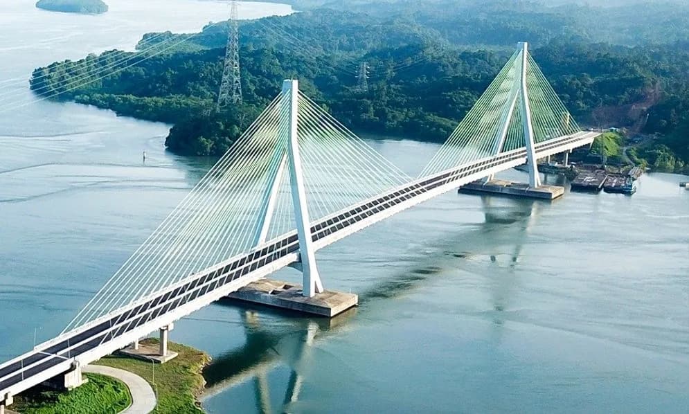 Jembatan Pulau Balang berbentang kabel di atas perairan teluk