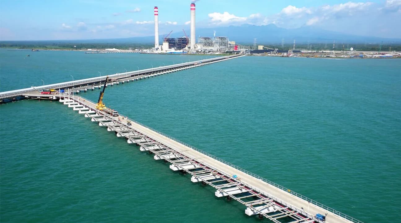 Jetty Tuban memanjang ke laut menuju kompleks pembangkit