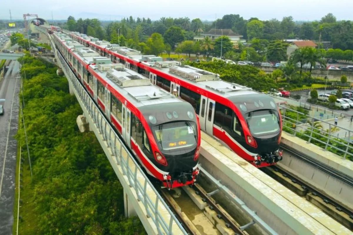 Dua rangkaian LRT Jabodebek bersisian di jalur layang