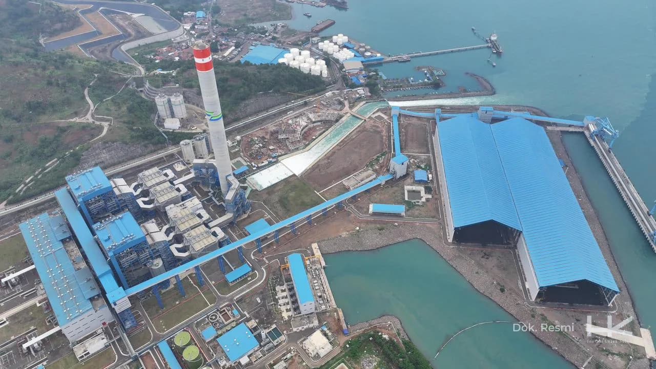 Kompleks PLTU Suralaya di tepi pantai dilihat dari udara