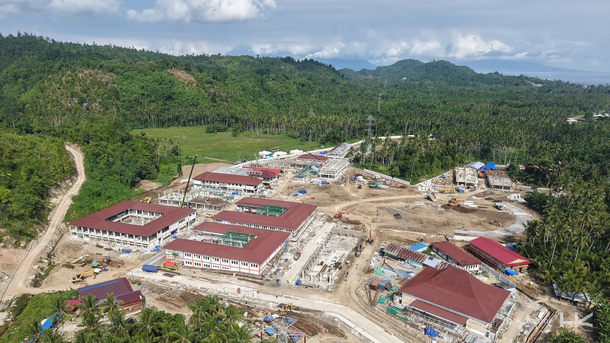 Kompleks bangunan Sekolah Rakyat Maluku dalam tahap pembangunan