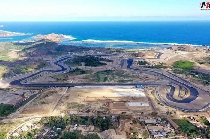 Sirkuit Mandalika dengan latar laut lepas