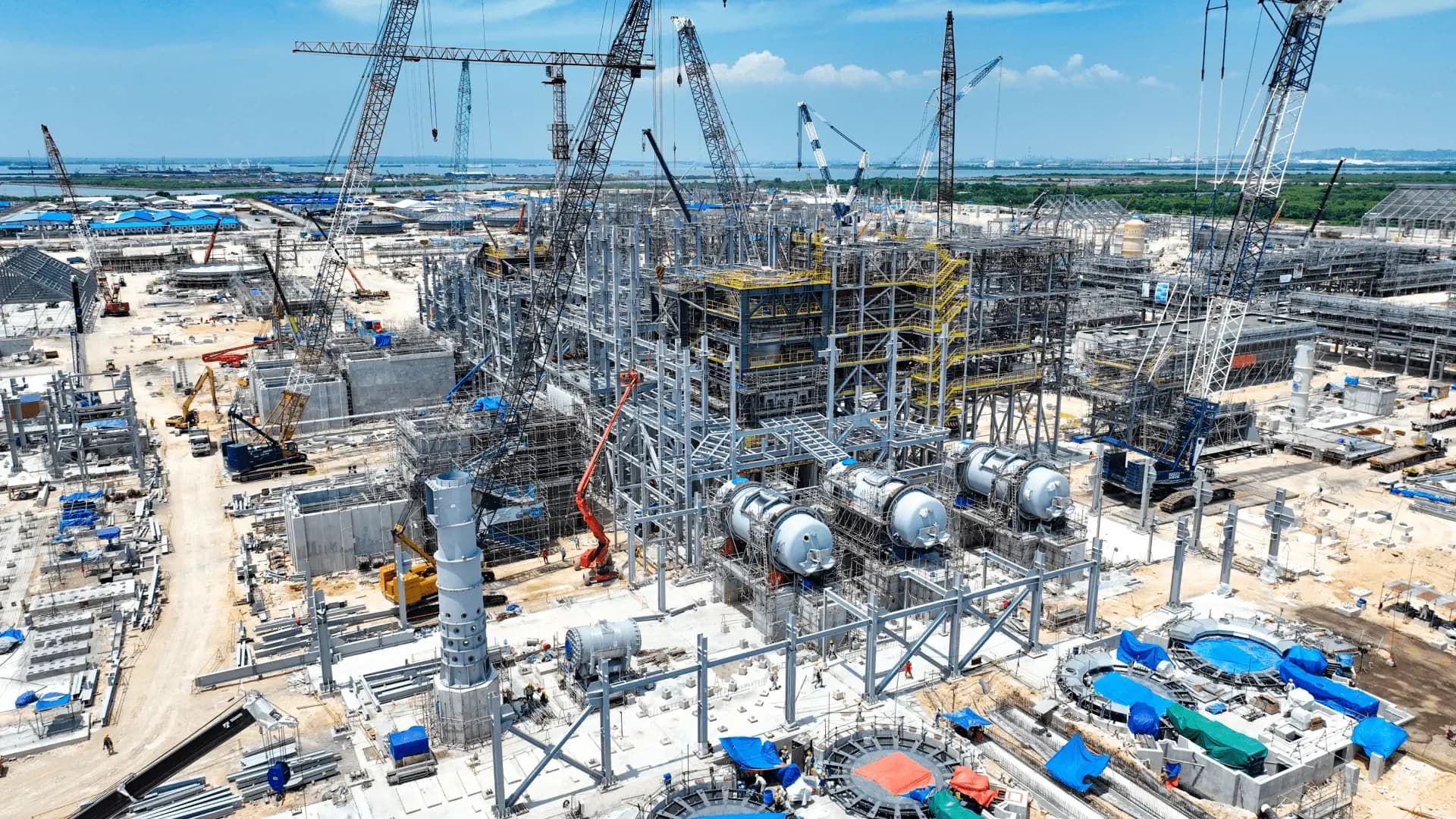Pembangunan Smelter Manyar dengan deretan crane di atas area proses