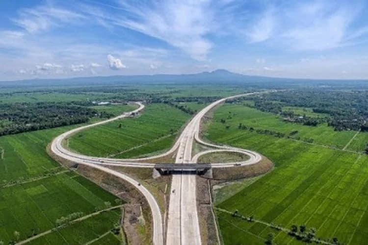 Simpang susun Jalan Tol Yogyakarta–Bawen di tengah persawahan