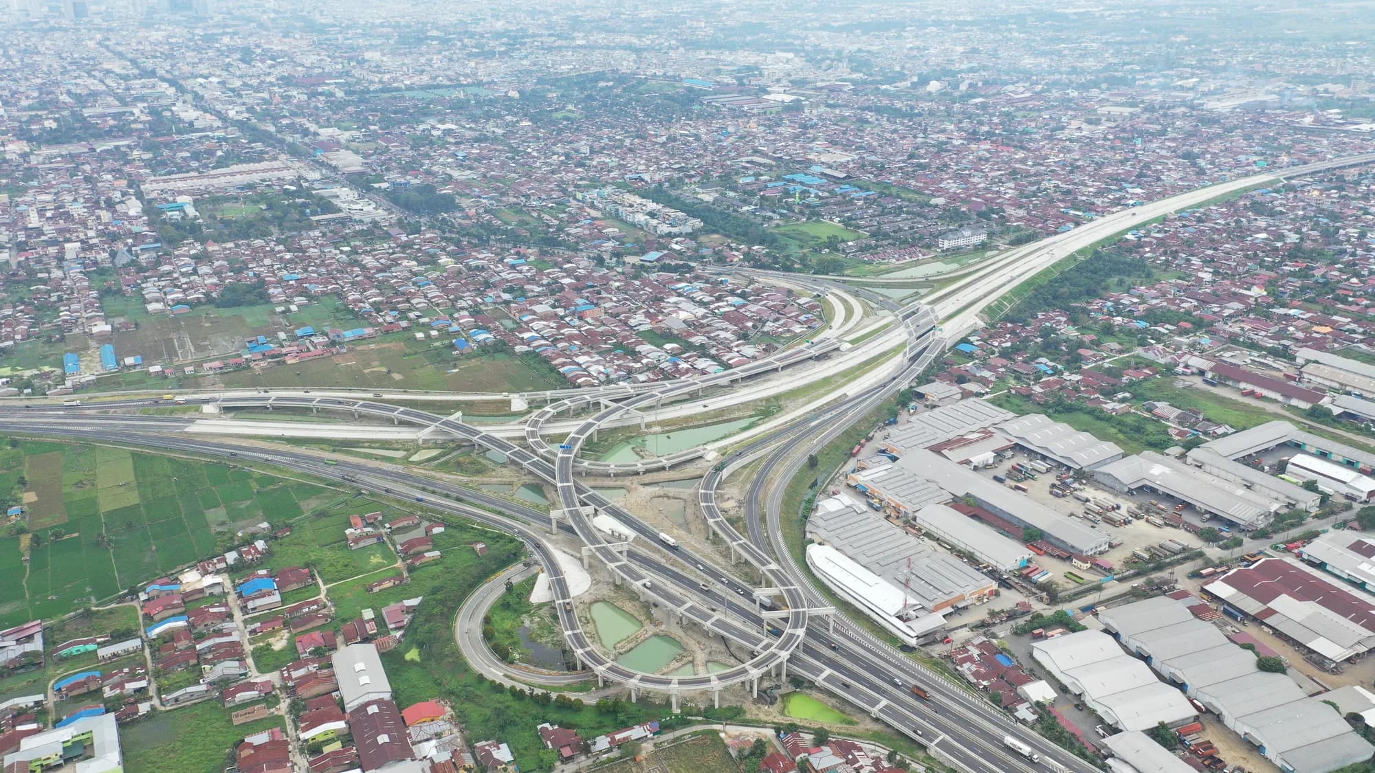 Simpang susun Jalan Tol Medan–Binjai dilihat dari udara