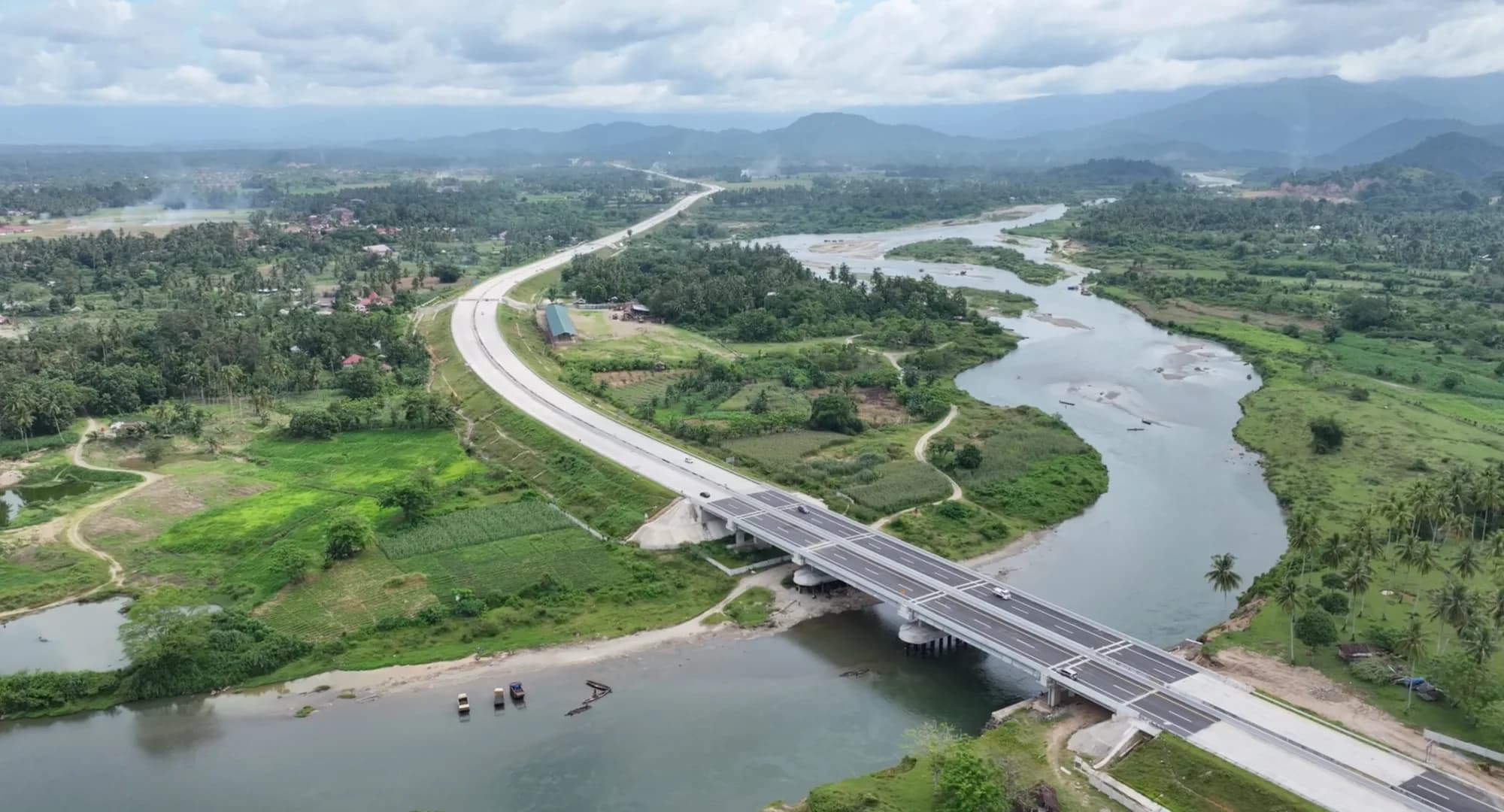 Jembatan Jalan Tol Padang–Sicincin melintasi sungai