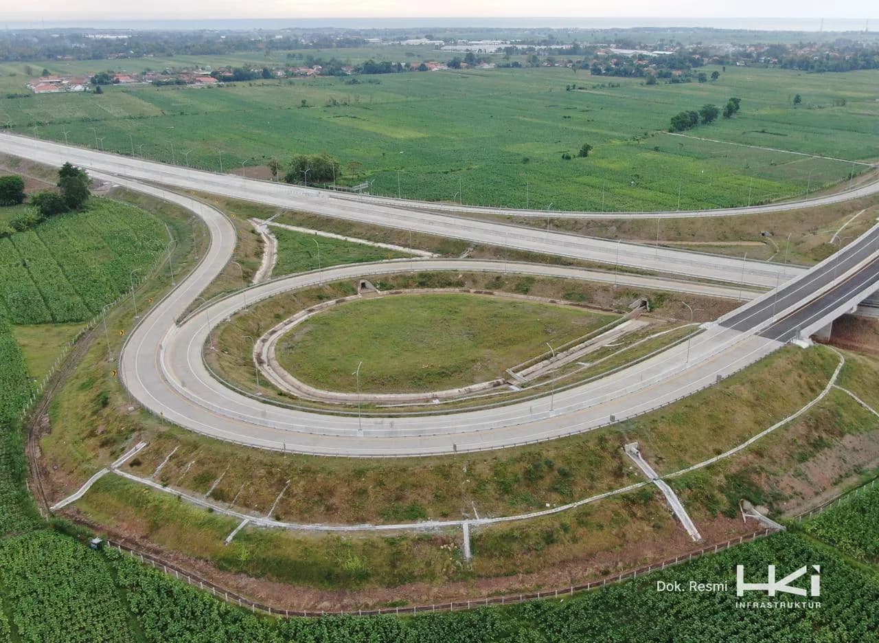 Simpang susun Jalan Tol Probolinggo–Banyuwangi di tengah persawahan