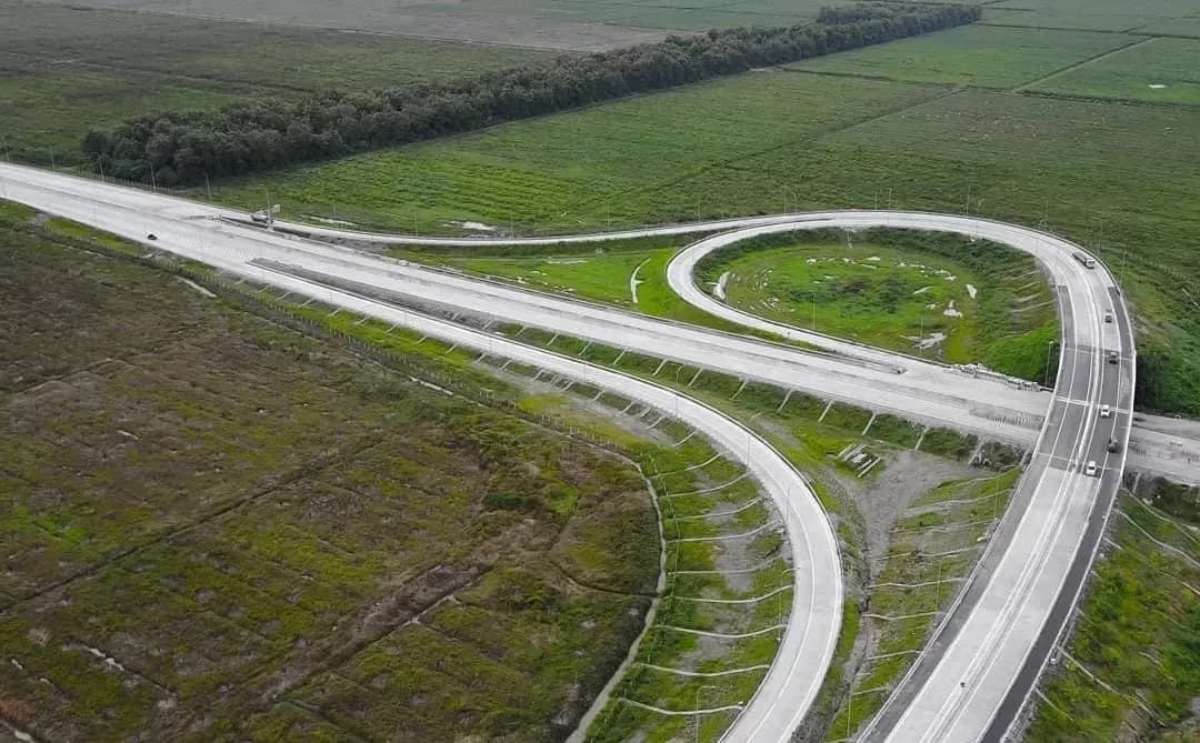 Ruas dan simpang Jalan Tol Probolinggo–Banyuwangi dilihat dari udara