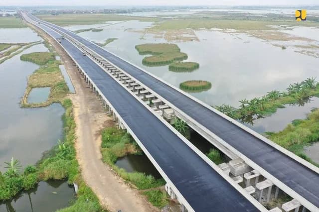 Konstruksi jalan layang Tol Semarang–Demak di atas perairan tambak