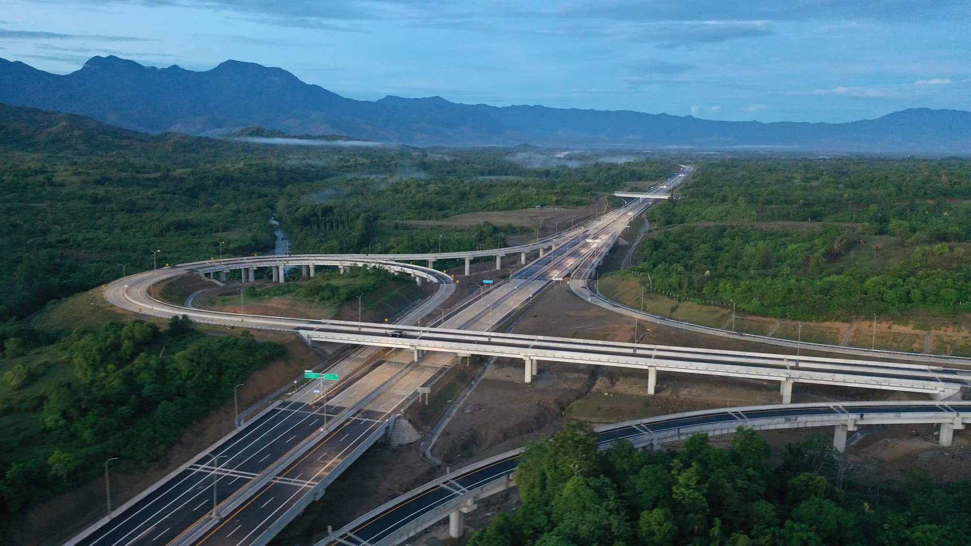 Simpang susun Jalan Tol Sigli–Banda Aceh dengan latar pegunungan