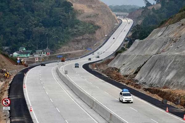 Ruas Jalan Tol Yogyakarta–Bawen di antara lereng perbukitan