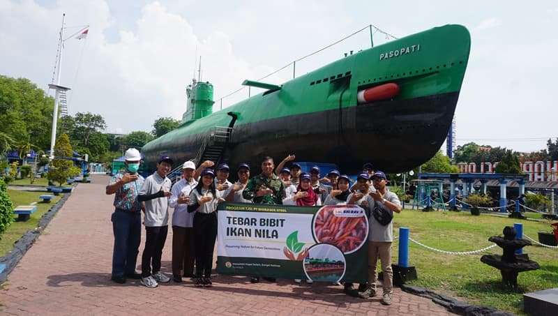 Direksi, general manager, dan manajer PT Bhirawa Steel usai melepas benih ikan Nila di Kalimas. -Humas PT Bhirawa Steel-