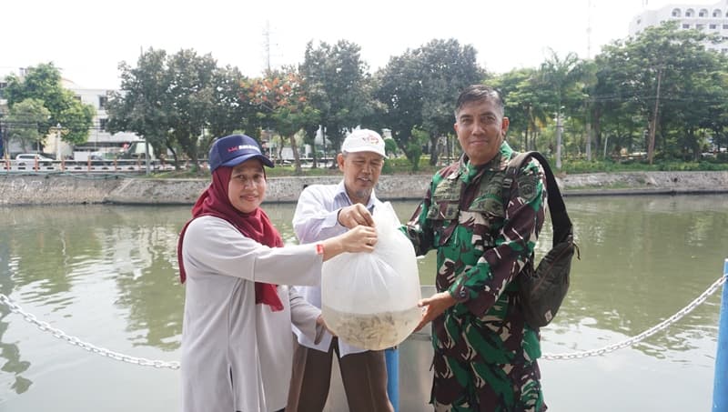 Benih ikan Nila sebelum dilepas di Sungai Kalimas Surabaya oleh PT Bhirawa Steel.-Humas PT Bhirawa Steel-